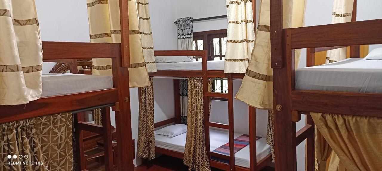 The Traveller'S Hostel & Private Rooms Сигирия Екстериор снимка