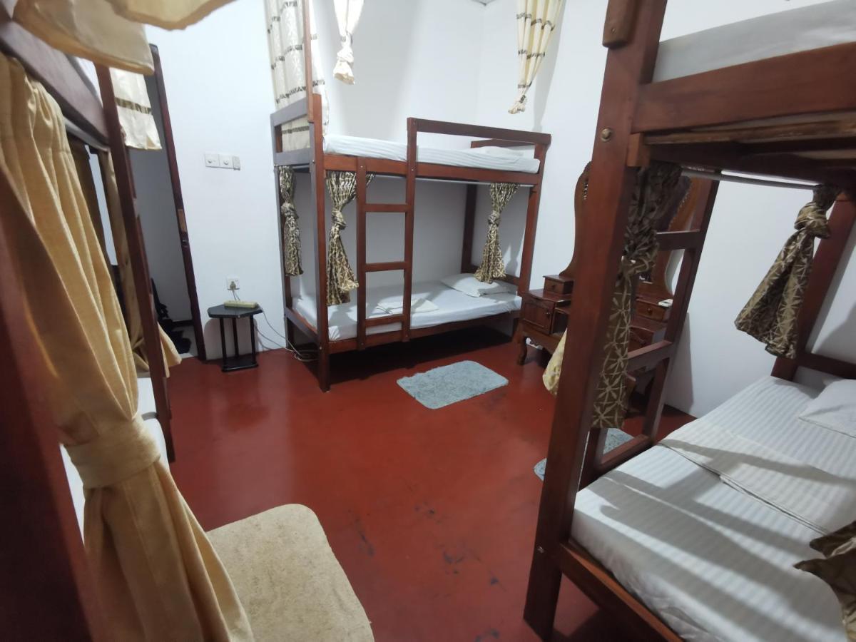 The Traveller'S Hostel & Private Rooms Сигирия Екстериор снимка